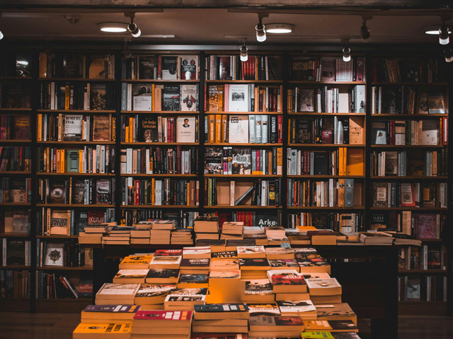 Kumpulan Karya Sastra. Sumber: (https://www.pexels.com)