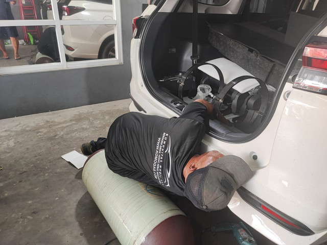 Proses konversi BBG pada Toyota Avanza oleh Komogas di bengkel SuperMekanik. Foto: Dok. Komogas