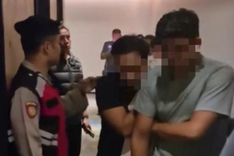 Polisi amankan 34 orang yang diduga sedang melakukan kegiatan pesta seks sesama jenis di Surabaya, Sabtu (18/10/2025). Foto: Instagram/@samaptapolrestabessby  