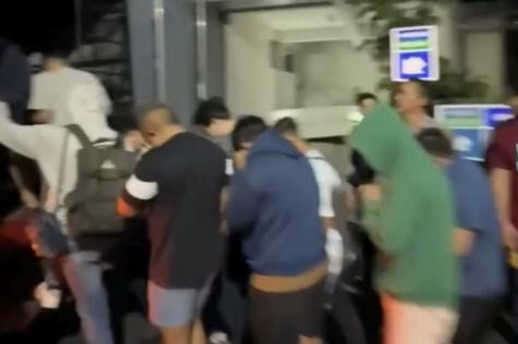 Penangkapan peserta pesta gay Surabaya, Sabtu (18/10/2025). Foto: Instagram/@samaptapolrestabessby 