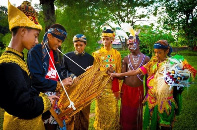 Jika dahulu tradisi membingkai pengalaman trasendental, melalui simbol kolektif, kini teknologi membingkainya melalui personalisasi, pilihan , dan rekomendasi algoritmik." Sumber: Unsplash