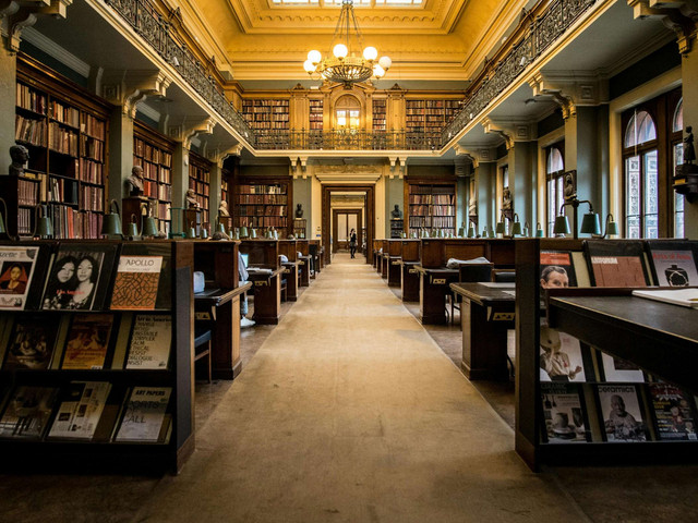 Kumpulan Buku di Perpustakaan. Sumber: (https://www.pexels.com).