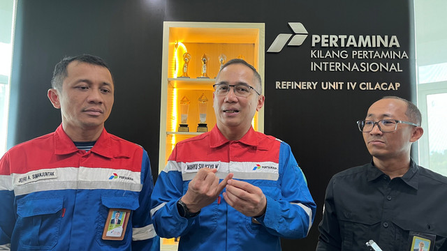 General Manager Kilang Cilacap, Wahyu Sulistyo Wibowo, saat berbincang dengan media di Kilang Cilacap, Sabtu (18/10/2025). Foto: Fariza Rizky Ananda/kumparan