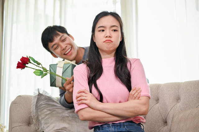 Apakah ‘Overgiving’ dalam Hubungan Itu Sehat? Ini Penjelasannya. Foto: BongkarnGraphic/Shutterstock