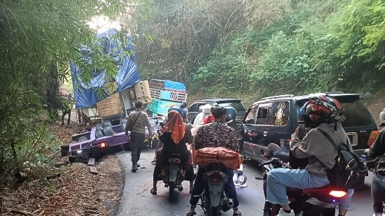 Truk tronton bermuatan travo seberat 135 ton terperosok di ruas Jalan Raya Cibeber-Campaka, Kecamatan Cibeber, Kabupaten Cianjur, Jawa Barat, Minggu (19/10/2025). Foto: kumparan
