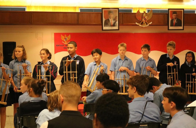 Siswa-siswi Rehobot Christian College sedang mempraktikan Angklung. Dok: pribadi