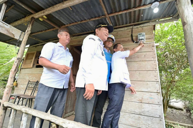 Salah satu rumah Ruslan, warga Musi Banyuasin, yang kini memiliki listrik. Foto: dok. PLN