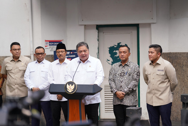 Menteri Koordinator Bidang Perekonomian Airlangga Hartarto saat mengumumkan paket stimulus ekonomi di Kantor Pos Cabang Cikini, Jakarta, Jumat (17/10/2025). Foto: Kemenko Perekonomian. 