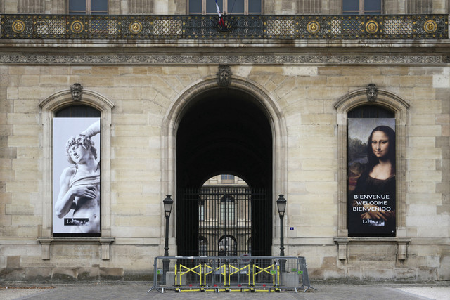 Suasana di luar saat perampokan di Museum Louvre, Paris, Prancis, Minggu (19/10/2025).  Foto: Dimitar Dilkoff/AFP