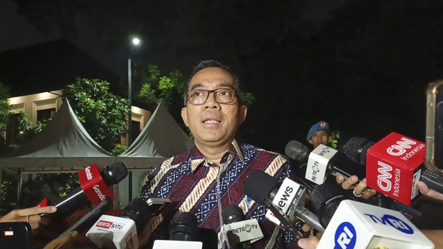 Menteri Pendidikan Tinggi, Sains dan Teknologi (Mendiktisaintek) Brian Yuliarto di Kertanegara, Jakarta Selatan, Minggu (19/10/2025). Foto: Zamachsyari/kumparan