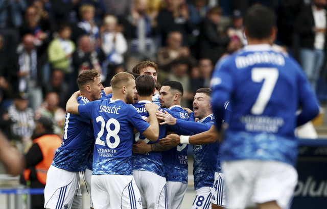 Sejumlah pemain Como FC berselebrasi usai mecetak gol. Foto: Guglielmo Mangiapane/Reuters