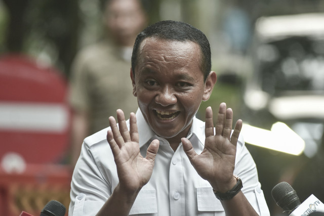 Menteri Energi dan Sumber Daya Mineral (ESDM) Bahlil Lahadalia memberikan keterangan kepada wartawan usai rapat terbatas di Kertanegara, Jakarta Selatan, Minggu (19/10/2025). Foto: Fakhri Hermansyah/ANTARA FOTO