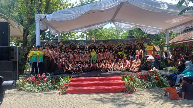 Peserta Edu Champ di kawasan Objek Wisata Kayangan Api, di Desa Sendangharjo, Kecamatan Ngasem, Kabupaten Bojonegoro, saat foto bersama. Minggu (19/10/2025) (Aset: Istimewa)