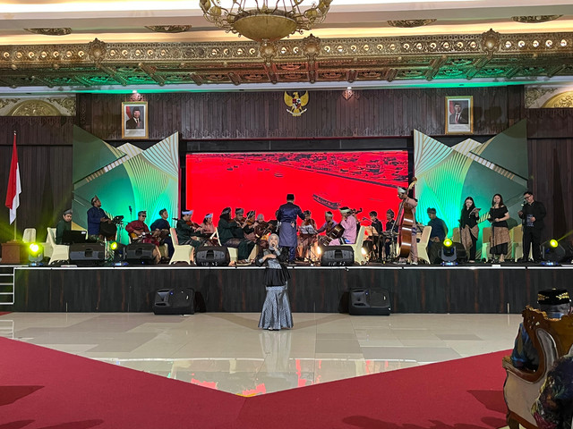 Penampilan hiburan Malay Royal Symphony di Pendopo Gubernur Kalbar pada Minggu malam, 19 Oktober 2025. Foto: Dok. Hi!Pontianak