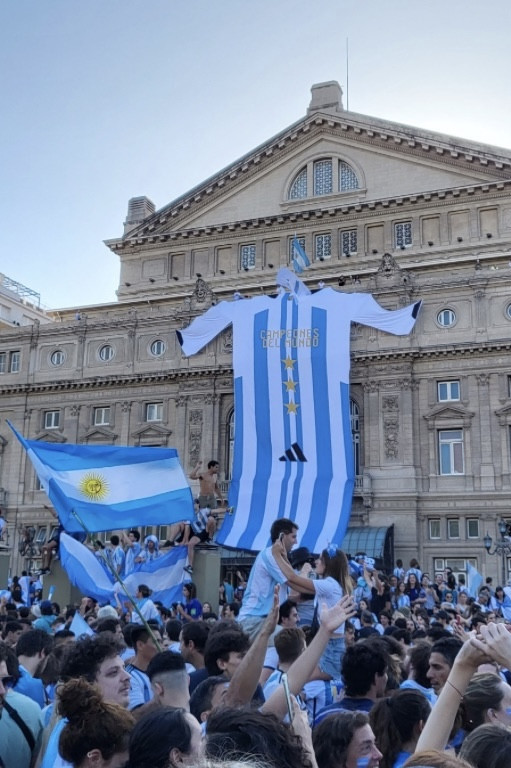 Penampakan jersey raksasa di depan Teatro Colon (dok. Pribadi)