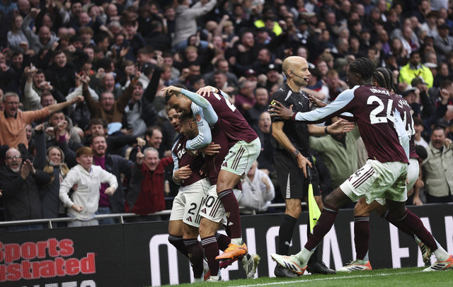 Sejumlah pemain Aston Villa berselebrasi usai mencetak gol ke gawang Tottenham Hotspur dalam pertandingan Liga Inggris musim 2025/2026 di Stadion Tottenham Hotspur, London, Inggris, Minggu (19/10/2025). Foto: David Klein/Reuters