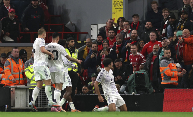 Pemain Manchester United Harry Maguire berselebrasi usai mencetak gol ke gawang Liverpool dalam pertandingan Liga Inggris musim 2025/2026 di Anfield, Liverpool, Inggris, Minggu (19/10/2025). Foto: Phil Noble/Reuters