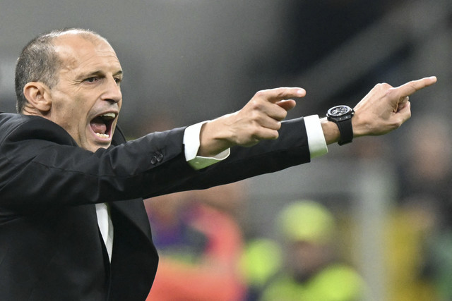 Pelatih AC Milan Massimiliano Allegri menyampaikan intruksi kepada Fiorentina pada pertandingan Liga Italia musim 2025/2026 di Stadion San Siro, Milan, Italia, Minggu (19/10/2025). Foto: Stefano Rellandini/AFP