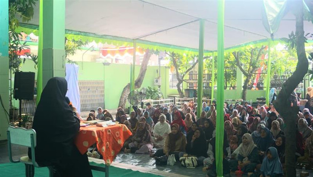 Kajian Parenting bersama Teh Ninih di Sekolah Dasar Islam An-Nur Simopomahan, Surabaya (Sumber : DT Peduli)