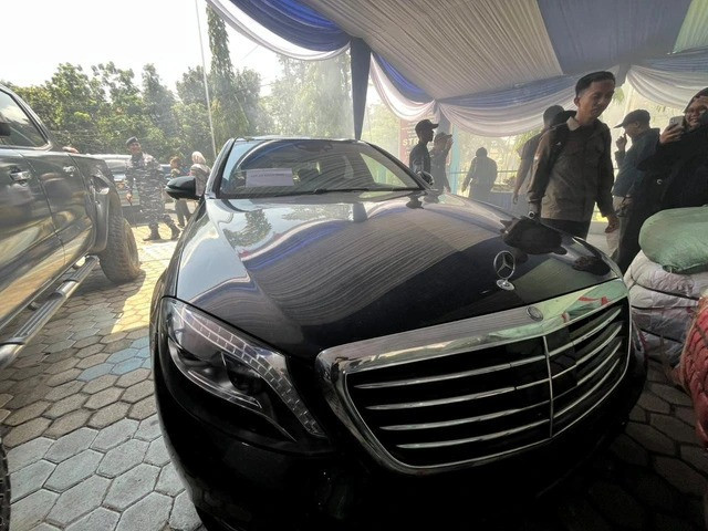 Mercedes-Benz S400 yang diamankan Bea Cukai Kalbar. Foto: Rabiansyah/Hi!Pontianak