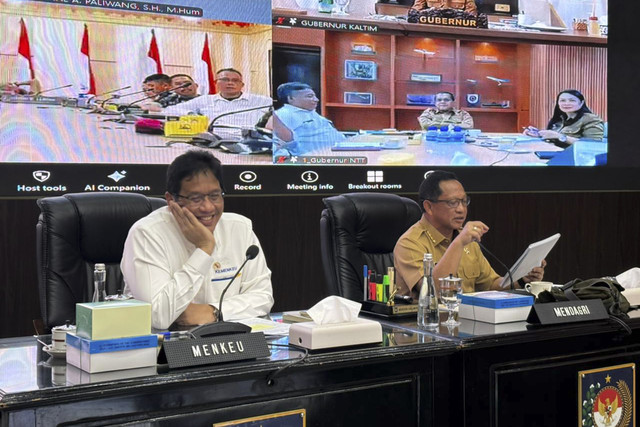 Menkeu Purbaya Yudhi Sadewa (kiri) dan Mendagri Tito Karnavian (kanan) usai rapat koordinasi pengendalian inflasi daerah di kantor Kemendagri, Jakarta, Senin (20/10/2025). Foto: Abid Raihan/kumparan