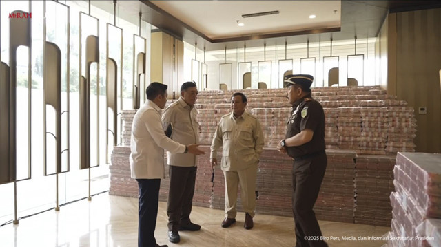 Presiden Republik Indonesia Prabowo Subianto tiba untuk menyaksikan penyerahan uang sitaan sebesar Rp 13,2 T dalam kasus korupsi CPO di Kejaksaan Agung, Jakarta Selatan, Senin (20/10/2025). Foto: Youtube/Sekretariat Presiden