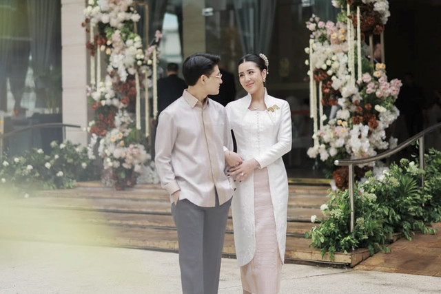 Teuku Rassya lamar Cleantha Islan. Foto: Instagram/ @teukurassya