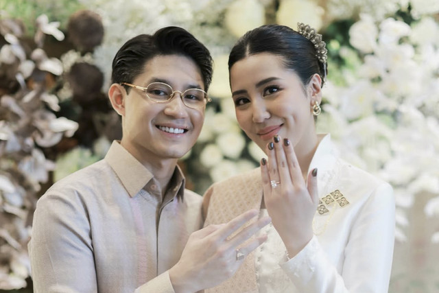 Teuku Rassya lamar Cleantha Islan. Foto: Instagram/ @teukurassya