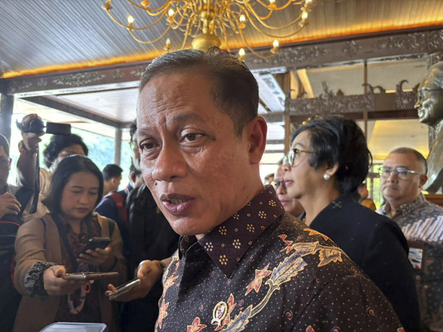 Menteri Lingkungan Hidup Hanif Faisol Nurofiq di Taman Mini Indonesia Indah, Jakarta, Senin (20/10/2025). Foto: Amira Nada Fauziyyah/kumparan