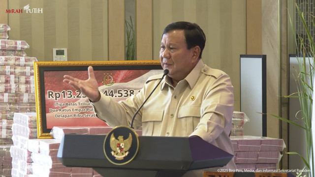 Presiden Prabowo Subianto menyampaikan sambutan saat penyerahan uang sitaan Rp 13,2 T kasus CPO di Kejaksaan Agung, Jakarta, Senin (20/10/2025). Foto: Youtube/Sekretariat Presiden