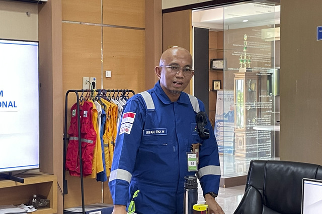 VP Operation Onshore Medco E&P Blok Sumsel, Irfan Eka Wardhana, dalam paparan kepada media di Medco E&P Indonesia Blok Sumsel, Sumatera Selatan, Minggu (19/10/2025). Foto: Najma Ramadhanya/kumparan