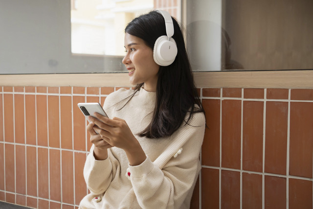 Ilustrasi Mendengarkan Lagu. Foto: Shutterstock