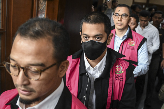 Terdakwa Beneficial owner PT Navigator Khatulistiwa Muhamad Kerry Adrianto Riza (tengah) berjalan meninggalkan ruang sidang usai mengikuti sidang dakwaan di Pengadilan Tipikor, Jakarta Pusat, Senin (13/10/2025). Foto: Sulthony Hasanuddin/ANTARA FOTO 