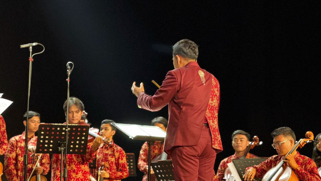Dosen Institut Seni Indonesia (ISI) Yogyakarta, Danny Ceri, menjadi konduktor dalam konser kolaborasi "The Harmony of Walking Hand in Hand" di Auditorium Driyarkara Sanata Dharma, Kamis (16/10), membawakan repertoar "Alunan Digdaya" karya komposer Vishnu Satyagraha. Foto: Nuha K/Pandangan Jogja