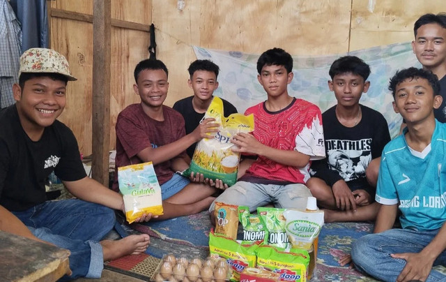 Sekelompok siswa SMPN 3 Sambas patungan membeli bahan pokok untuk sahabatnya, Fino. Foto: Dok. Instagram @informasi_kembayan