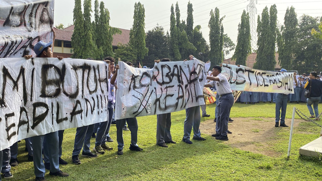 Ratusan siswa SMAN 11 Semarang menggelar aksi unjuk rasa menuntut korban kasus video palsu pornografi 'Skandal Smanse' mendapat keadilan. Foto: Dok. Istimewa