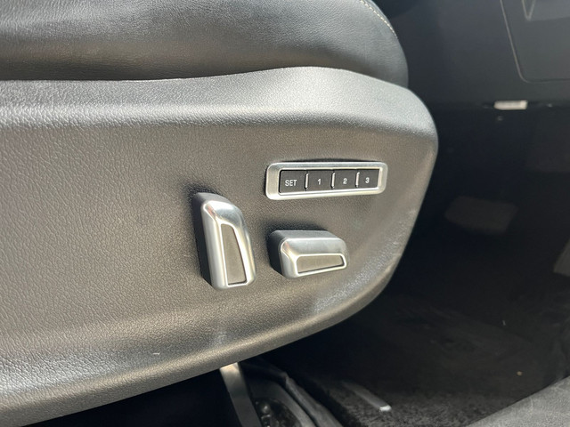 Modifikasi jok elektrik dengan memory seat di kursi pengemudi Mitsubishi Xpander. Foto: Syahrul Ghiffari/kumparan