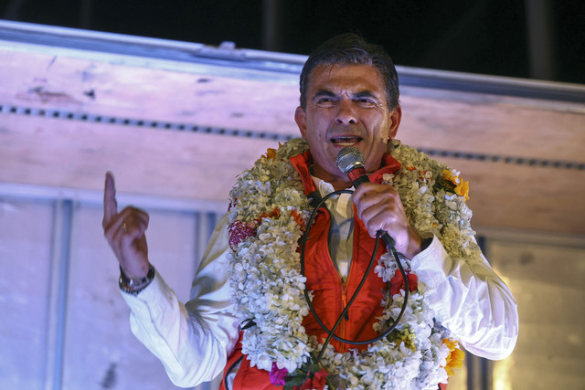 Calon presiden Bolivia dari Partai Demokrat Kristen (PDC), Rodrigo Paz, menyampaikan pidato kepada para pendukungnya setelah hasil pemilihan presiden putaran kedua di La Paz, Bolivia, Minggu (19/10/2025). Foto: Lucas Aguayo/AFP