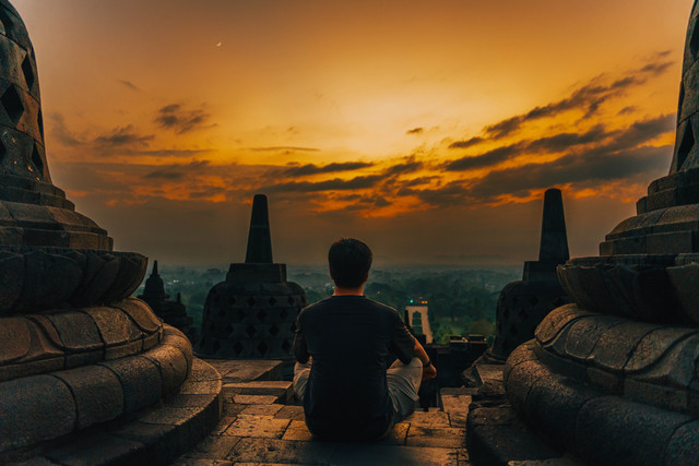 Wisatawan sedang menikmati sunrise di atas struktur Candi Borobudur. Foto: InJourney Destination Management