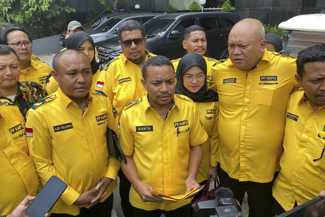 Angkatan Muda Partai Golkar (AMPG) memberikan pelaporan terkait Meme Bahlil di Polda Metro Jaya, Jakarta, Senin (20/10/2025). Foto: Rayyan Farhansyah/kumparan