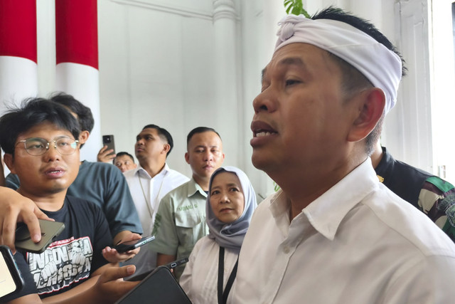Gubernur Jawa Barat, Dedi Mulyadi, di Gedung Sate Bandung, Senin (20/10/2025). Foto: Linda Lestari/kumparan