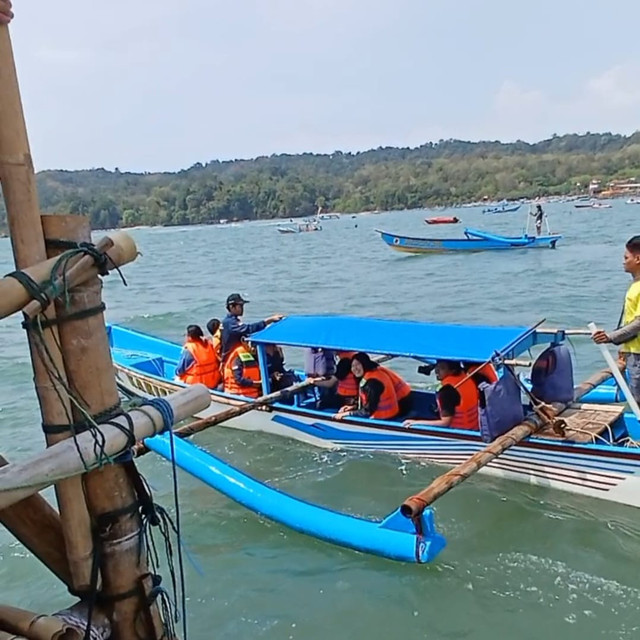 Aktivitas persiapan penangkapan ikan, mahasiswa bersama nelayan (Dokumentasi pribadi)