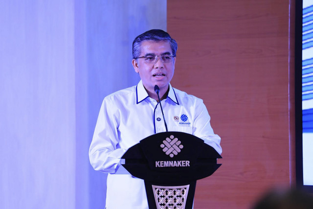 Menaker RI Yassierli menyampaikan sambutan saat acara Pembukaan Penyelenggaraan Pemagangan Nasional Lulusan Perguruan Tinggi Batch I Tahun 2025 di di Ruang Tridharma Kemnaker, Jakarta, Senin (20/10/2025). Foto: Dok. Kemnaker