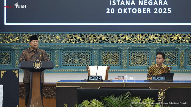 Presiden Prabowo menyampaikan paparan saat sidang kabinet paripurna di Istana Negara, Jakarta, Rabu (20/10/2025). Foto: Zamachsyari/kumparan
