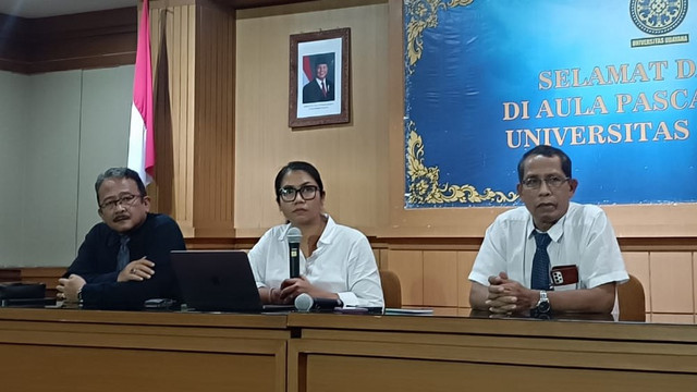 Ketua Unit Komunikasi Publik Unud, Dewi Pascarani, memberikan keterangan pers pada Senin (20/10/2025). Foto: Denita BR Matondang/kumparan
