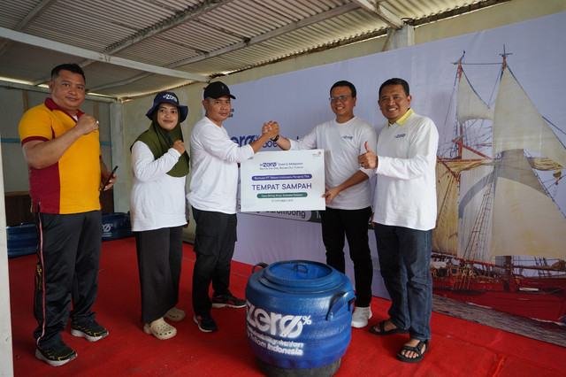 VP Sustainability Telkom Gunawan Wasisto C.A dan EVP Telkom Regional V Amin Soebagyo saat memberikan bantuan tempat sampah kepada perwakilan Desa Biring Kassi, Sulawesi Selatan pada (18/10). Foto: dok. Telkom