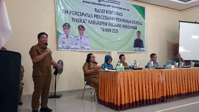 Wakil Bupati Bolmong, Dony Lumenta, saat membuka sekaligus memberikan sambutan pada kegiatan Rapat Koordinasi (Rakor) Tim Percepatan Pencegahan dan Penurunan Stunting (TP3S).