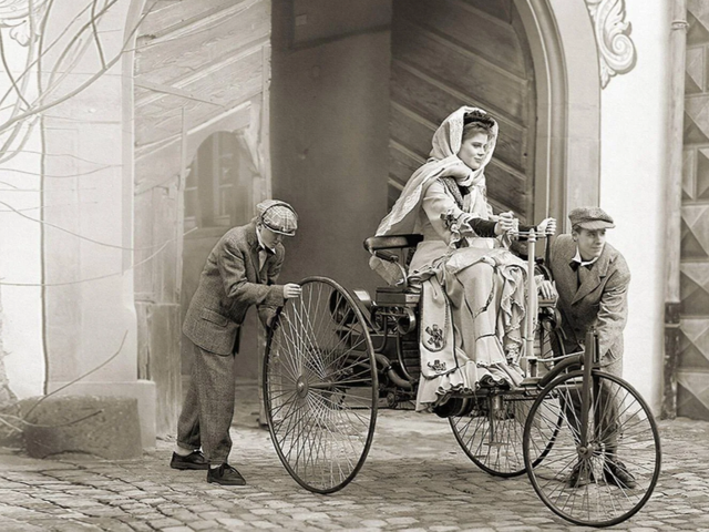 Reka ulang panggung Bertha mengendarai Model III bersama kedua putranya. Foto: Dok. Engelsberg Ideas