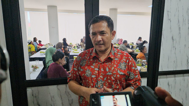 Ketua Komisi A DPRD DIY, Eko Suwanto, saat melayani pertanyaan wartawan usai sosialisasi Perda, Minggu (19/10). Foto: Dok. Istiimewa