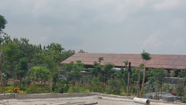 Rumah pensiun Presiden ke-7 RI Joko Widodo di Jalan Adi Sucipto, Desa Blulukan, Kecamatan Colomadu, Kabupaten Karanganyar, Jawa Tengah, belum selesai dibangun, Senin (20/10/2025). Foto: kumparan